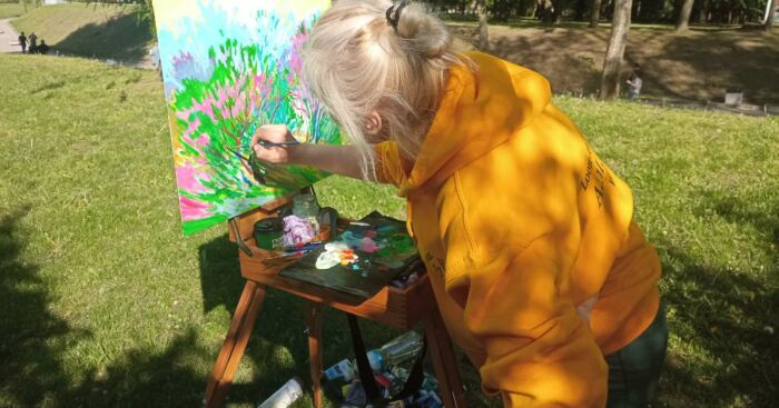 This Ukrainian Artist Captures The Essence Of Spring With Her Unique Painting Style Called “Linear Divisionism”