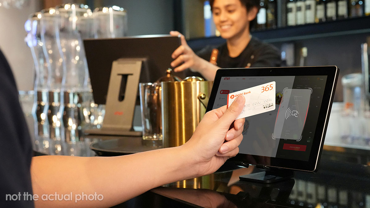 “It’s Not That Deep”: Big Eater Wants Friends To Evenly Split The Bill, Huffs When One Lady Refuses