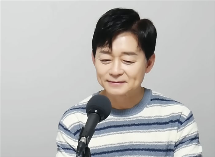 Man in a striped sweater speaking into microphone, representing the Switch-On Diet shedding fats and maintaining muscle. Man in a striped sweater speaking into microphone, representing the Switch-On Diet shedding fats and maintaining muscle.