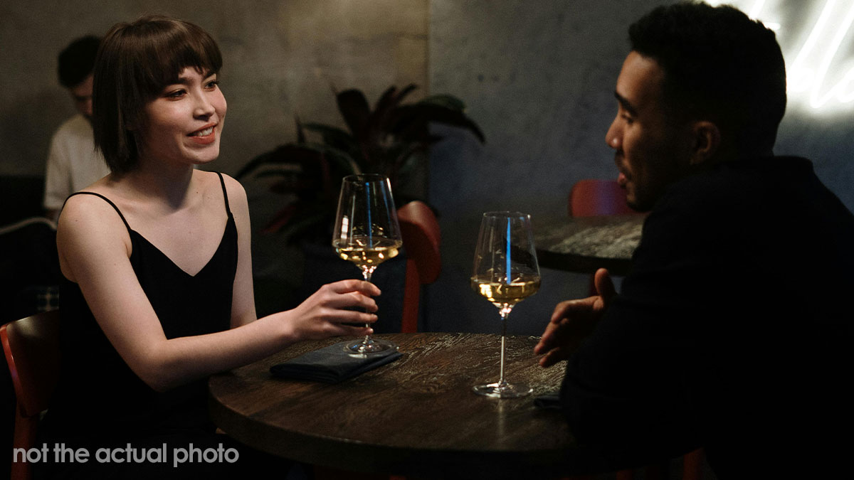 Woman Snaps At Waitress For No Reason, Date Gets Up And Leaves The Restaurant Without Looking Back