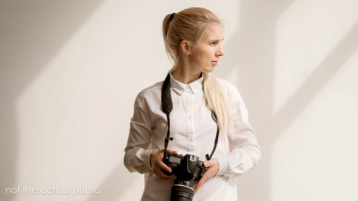 Guy Seeks Advice, “Am I Overreacting For Thinking This Is A Normal Group Photo Pose?”