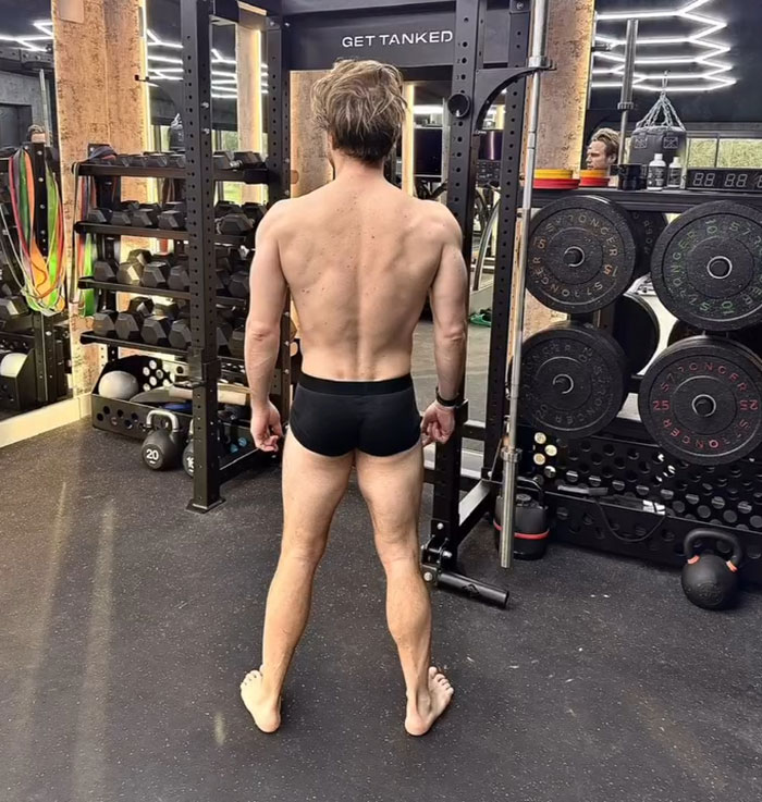 Singer showing physique transformation in gym, sparking debate between men and women over fitness and body image. Singer showing physique transformation in gym, sparking debate between men and women over fitness and body image.