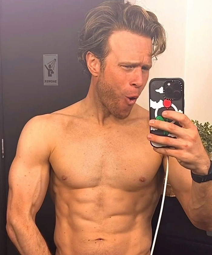 Shirtless singer showing physique transformation in a mirror selfie, sparking debate among men and women. Shirtless singer showing physique transformation in a mirror selfie, sparking debate among men and women.