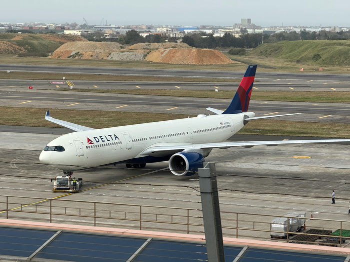 Delta aircraft on runway, illustrating air travel and passenger seating disputes involving "Platinum" status. Delta aircraft on runway, illustrating air travel and passenger seating disputes involving "Platinum" status.