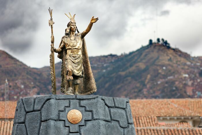 Statue of an important historical figure standing on a stone pedestal with mountains in the background, highlighting people who did something important. Statue of an important historical figure standing on a stone pedestal with mountains in the background, highlighting people who did something important.