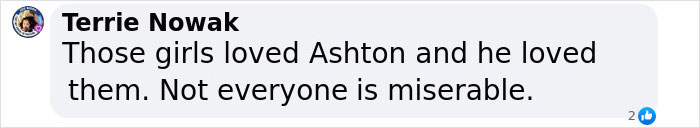 A Facebook comment discussing Ashton Kutcher's relationship with Demi Moore's daughters, expressing positive sentiments. A Facebook comment discussing Ashton Kutcher's relationship with Demi Moore's daughters, expressing positive sentiments.