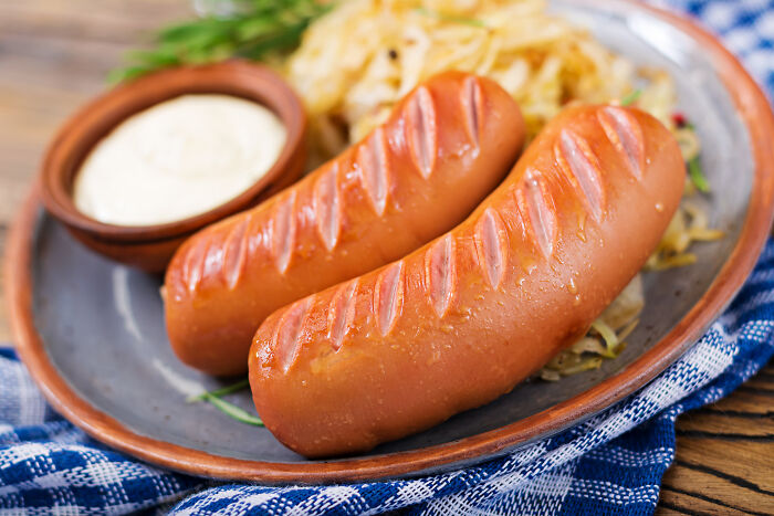 Cheddar bratwursts served on a plate, highlighting product recall due to hard plastic discovery. Cheddar bratwursts served on a plate, highlighting product recall due to hard plastic discovery.