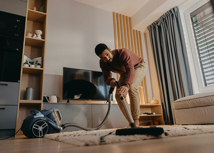 Man Complains To His Mom About GF Being “Not The Domestic Type”, Gets A Dose Of Reality Man Complains To His Mom About GF Being “Not The Domestic Type”, Gets A Dose Of Reality