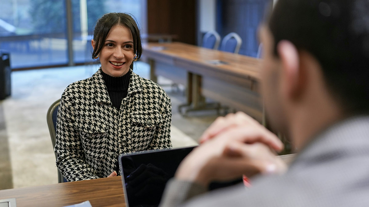 30 People Share Their Most Unhinged And Chaotic Job Interview Tips