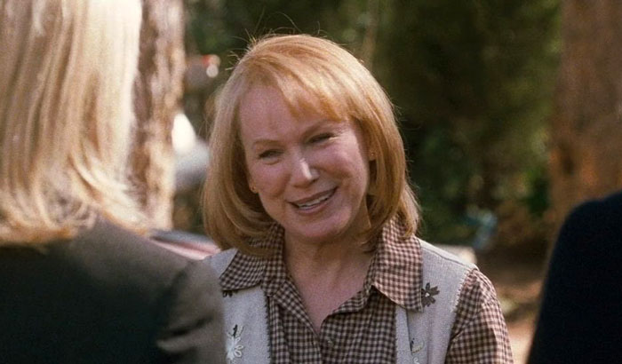 Mary Kay Place casually strolling in a checked shirt, her appearance surprising many fans. Mary Kay Place casually strolling in a checked shirt, her appearance surprising many fans.