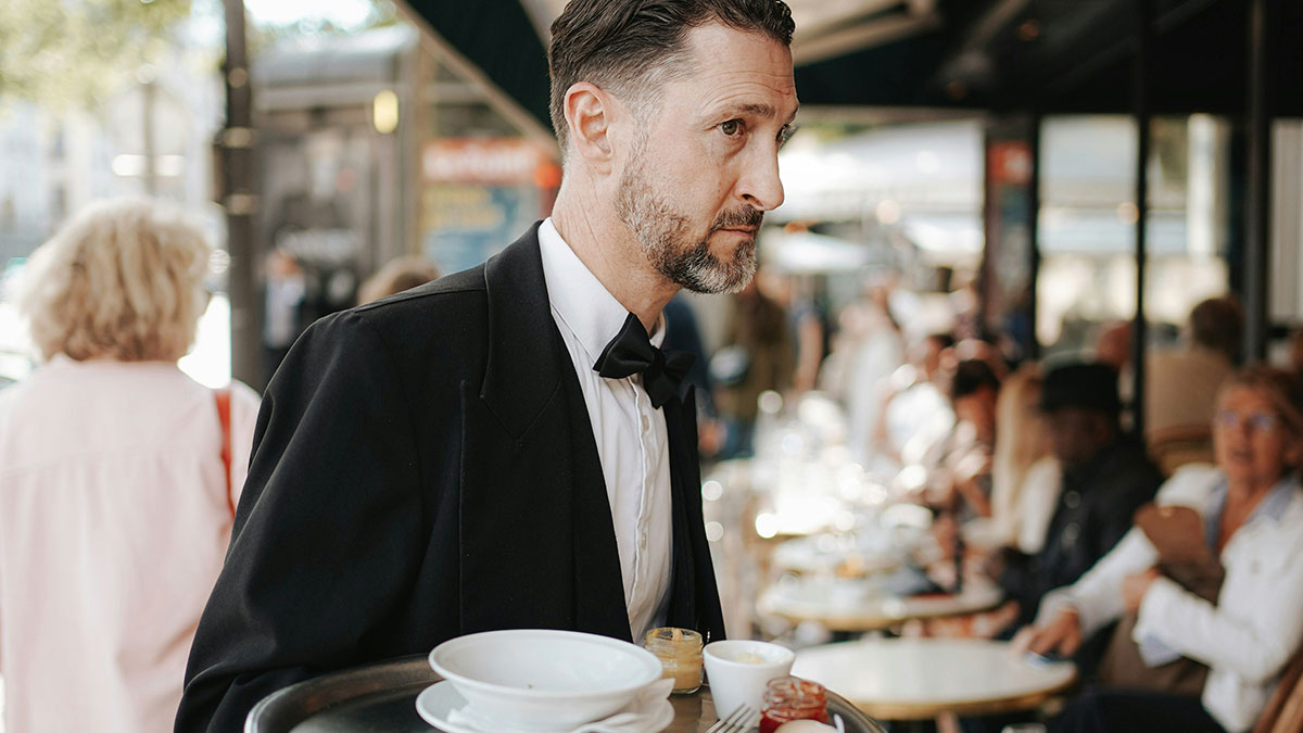 Restaurant Guests Tip $7, Are Chased Out The Door By Angry Server