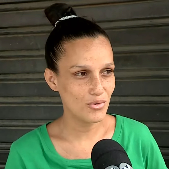 Pregnant woman in a green shirt speaking, related to one baby delivery instead of twins. Pregnant woman in a green shirt speaking, related to one baby delivery instead of twins.