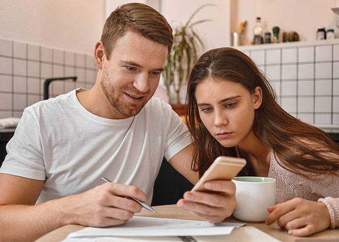 Woman Starts Feeling Suspicious About Her BF And His Family, Finds Out She Was Right Woman Starts Feeling Suspicious About Her BF And His Family, Finds Out She Was Right