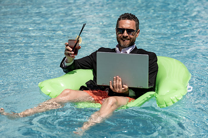 “The Four Were Arrested”: Entitled Family Invades Private Pool, Is Shocked By Jail Time “The Four Were Arrested”: Entitled Family Invades Private Pool, Is Shocked By Jail Time