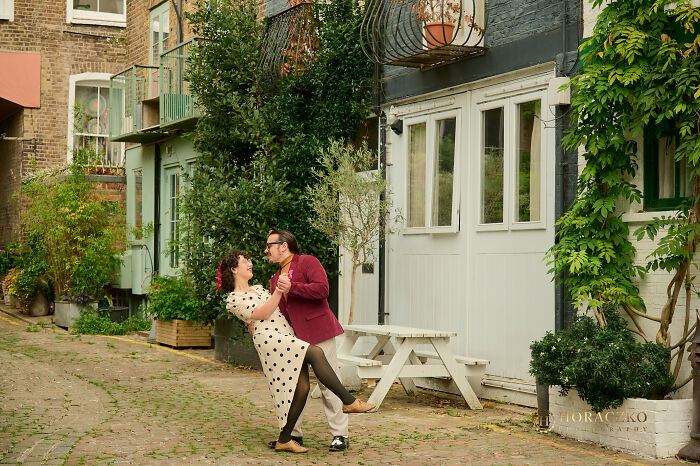 A Stylish London Engagement Photoshoot In Notting Hill (23 Pics)