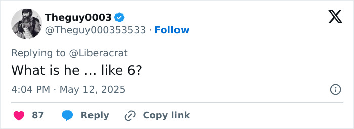 Screenshot of a Twitter reply commenting on a mom breastfeeding her kid at a restaurant, sparking netizens' reactions. Screenshot of a Twitter reply commenting on a mom breastfeeding her kid at a restaurant, sparking netizens' reactions.