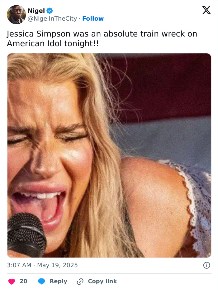 Jessica Simpson singing passionately into a microphone during her first live TV performance in 15 years. Jessica Simpson singing passionately into a microphone during her first live TV performance in 15 years.