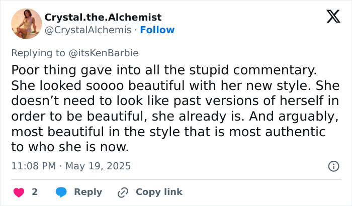 Tweet from Crystal.the.Alchemist praising Pamela Anderson’s stunning 90s glam makeup look after years of embracing her natural style. Tweet from Crystal.the.Alchemist praising Pamela Anderson’s stunning 90s glam makeup look after years of embracing her natural style.