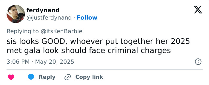 Pamela Anderson showcasing 90s glam makeup with bold eyes and lips, contrasting her years of natural look embrace. Pamela Anderson showcasing 90s glam makeup with bold eyes and lips, contrasting her years of natural look embrace.