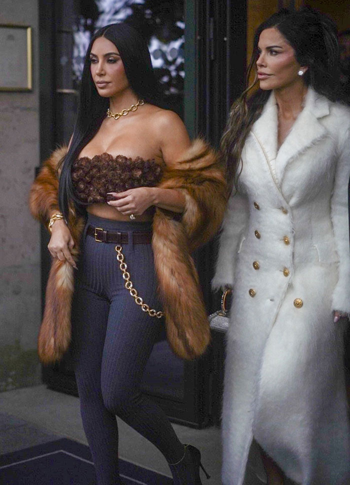 Kim Kardashian and Lauren Sánchez exit a building, dressed in stylish fur and elegant coats, attracting fans' attention. Kim Kardashian and Lauren Sánchez exit a building, dressed in stylish fur and elegant coats, attracting fans' attention.