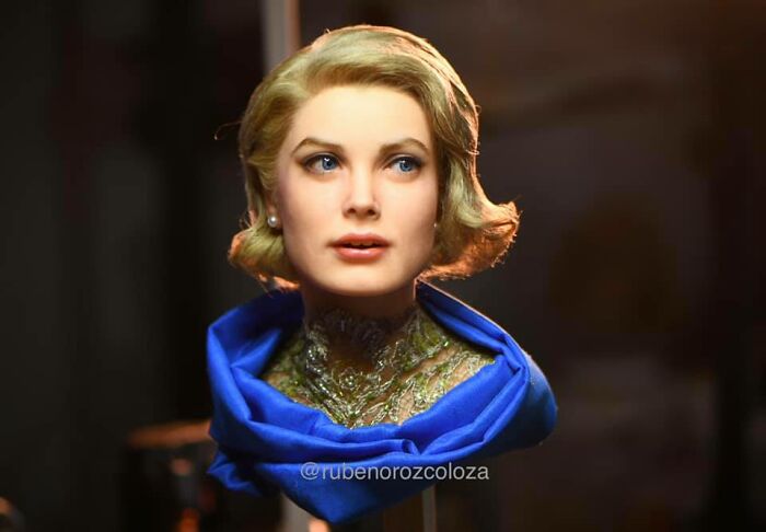 Hyper-realistic sculpture by Ruben Orozco Loza featuring a woman with detailed facial features and a blue shawl.