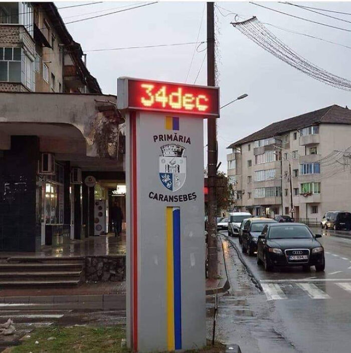 Digital street sign showing an impossible temperature reading, illustrating notable technology disasters and errors in public systems.