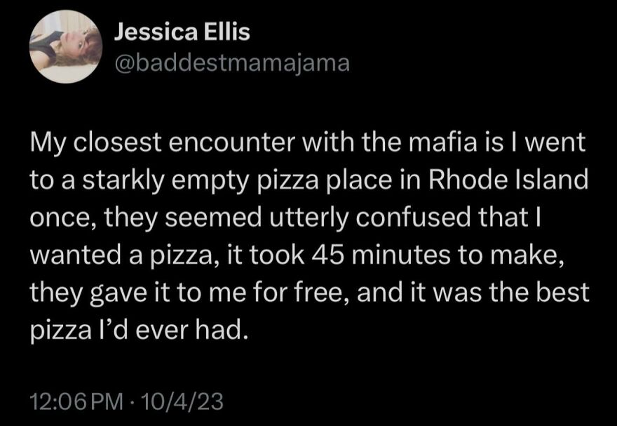 Tweet from a comedian humorously describing a confusing mafia encounter at a pizza place in Rhode Island.