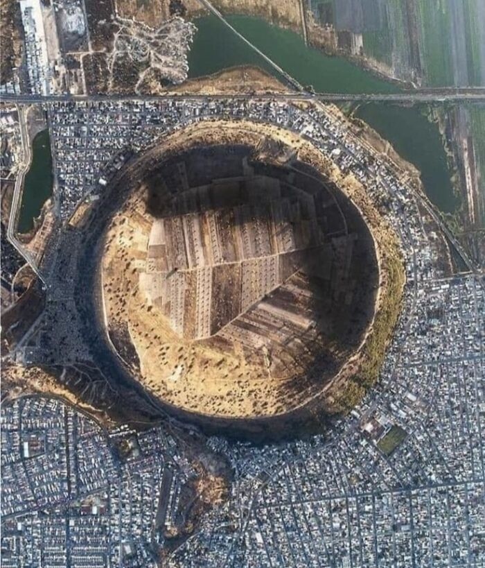 Random Earth 50 Times People Zoomed In On Google Earth And Found Something Odd And ...