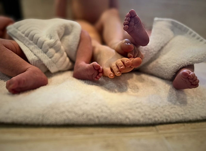 Newborn twins feet lying on a soft white blanket, symbolizing discussions around Elon Musk and Amber Heard embryos dispute. Newborn twins feet lying on a soft white blanket, symbolizing discussions around Elon Musk and Amber Heard embryos dispute.