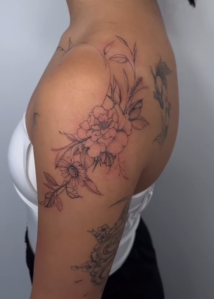 Floral tattoo design on upper arm and shoulder, highlighting the tattoo boom and trends in 2025. Floral tattoo design on upper arm and shoulder, highlighting the tattoo boom and trends in 2025.