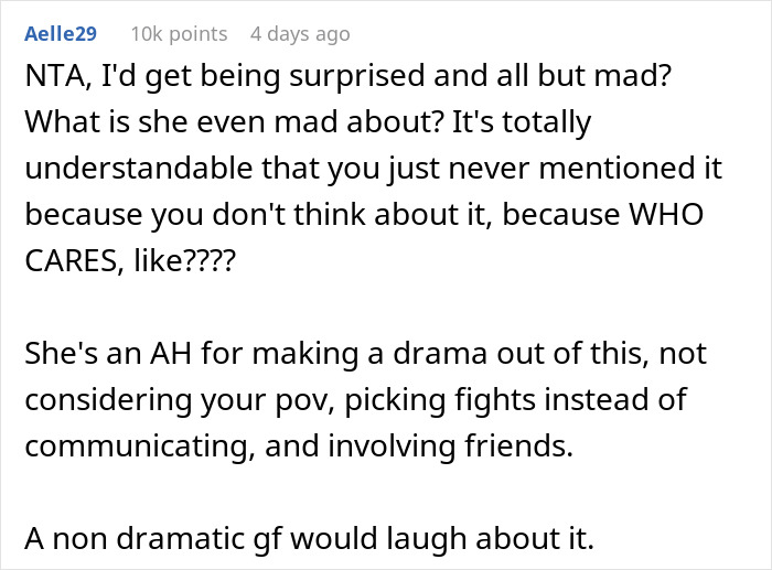 Screenshot of an online forum discussion about a man telling his girlfriend his teeth aren't real, causing trust issues.