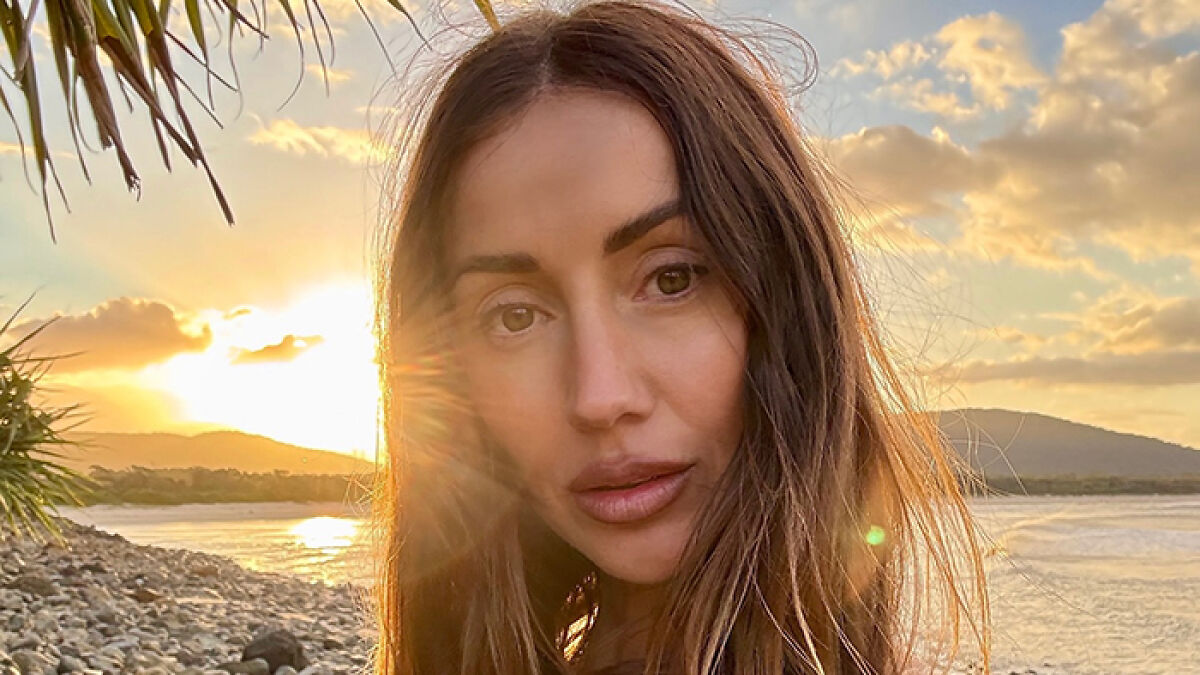 Big Brother star showing stunning body transformation in bikini at sunset beach after ditching veganism for meat diet.