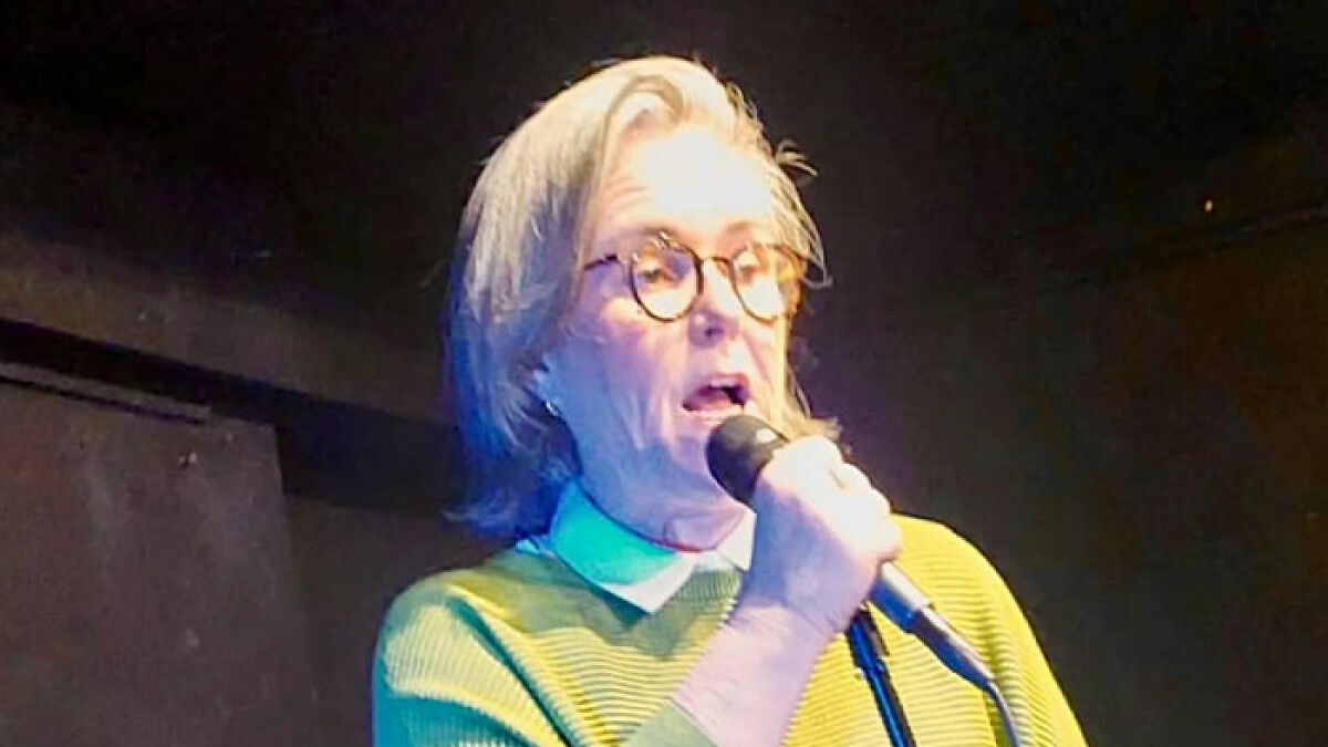 Rosie Ou2019Donnell speaking into a microphone on stage, showcasing dramatic Mounjaro weight loss transformation.