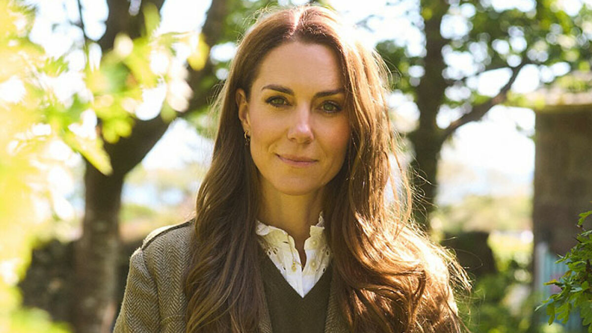 Kate Middleton outdoors in natural light, sparking right hand belongs to a male editing accusations discussion.