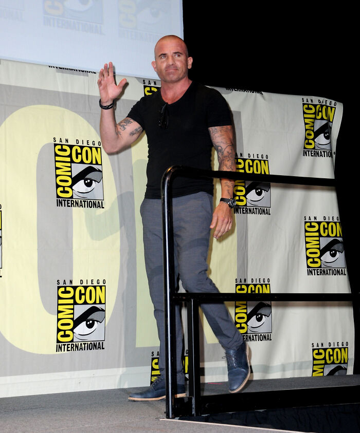Dominic Purcell at San Diego Comic-Con, sporting a new look with a black shirt and gray pants on stage. Dominic Purcell at San Diego Comic-Con, sporting a new look with a black shirt and gray pants on stage.