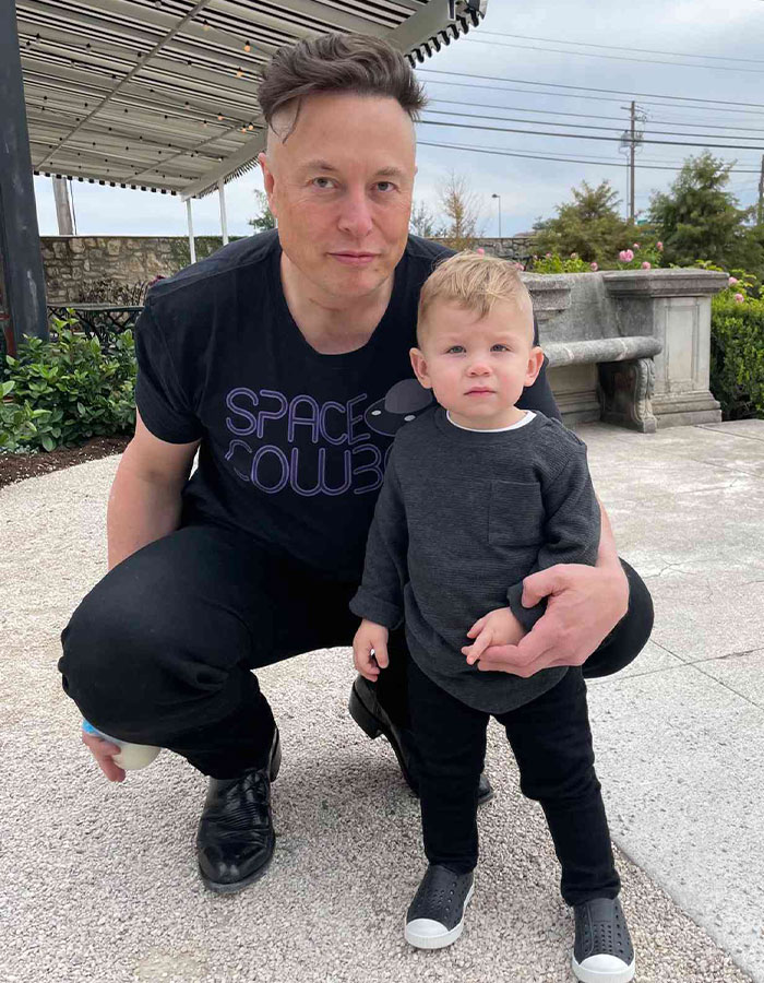 Elon Musk crouching outdoors with young child, raising concerns after glitching and visible black eye at White House event Elon Musk crouching outdoors with young child, raising concerns after glitching and visible black eye at White House event