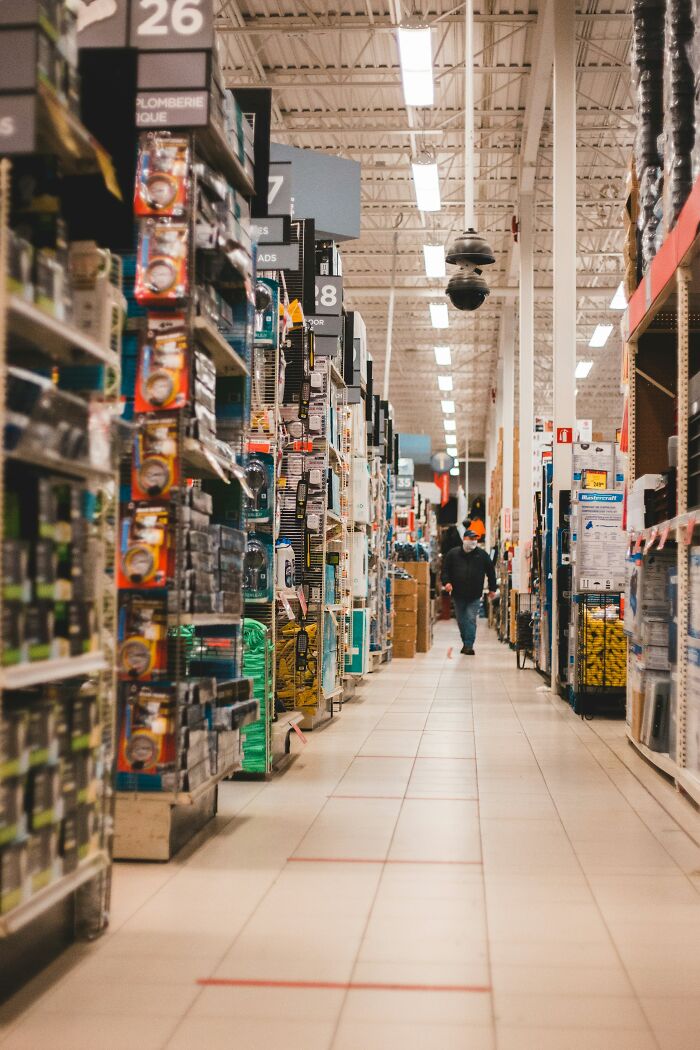 Cashiers Reveal 35 Items That Make Them Give Customers The Side Eye At The Register