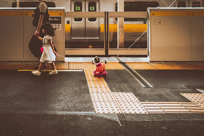 Japanese Woman Offers To Hold Exhausted Parents’ Baby So They Can Enjoy Their Meal Japanese Woman Offers To Hold Exhausted Parents’ Baby So They Can Enjoy Their Meal