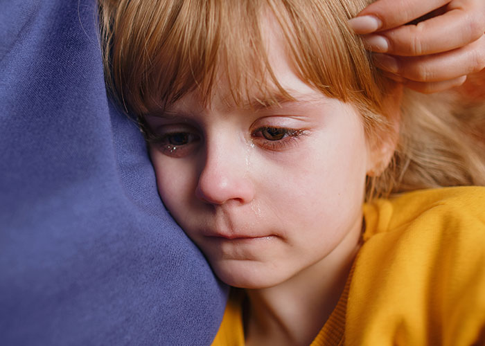 Guy Wants To Report His New Roommate To CPS: “Something Is Very Off With This Mother”