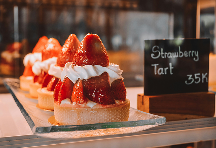 Strawberry tart dessert with fresh strawberries and cream, highlighting a partner upset over strawberry allergy. Strawberry tart dessert with fresh strawberries and cream, highlighting a partner upset over strawberry allergy.
