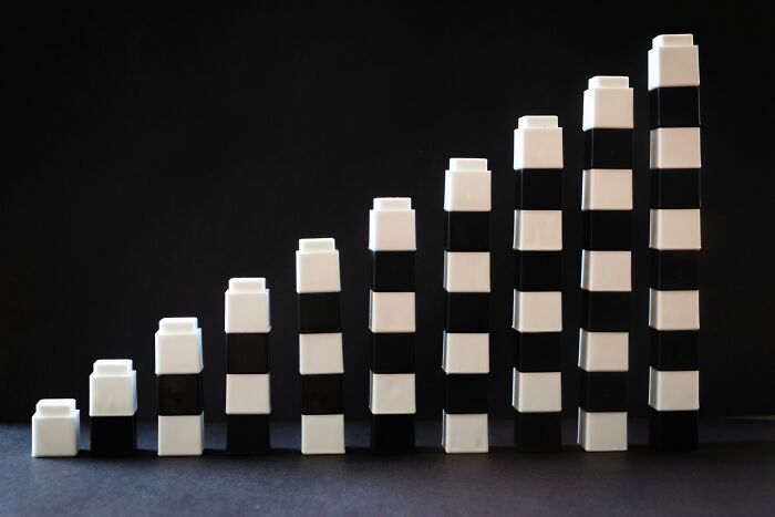 Stacked black and white blocks arranged in ascending order, illustrating a visual challenge to test how sharp your eyes are. Stacked black and white blocks arranged in ascending order, illustrating a visual challenge to test how sharp your eyes are.