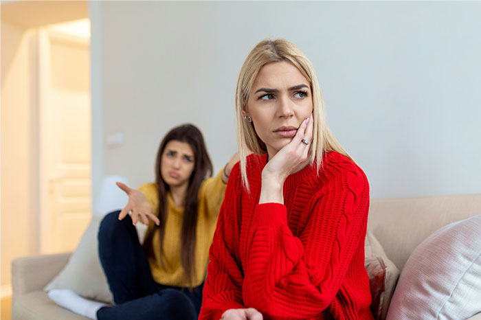 Person Finds Out After Dinner That They’re “Treating The Table,” Refuses To Pay Person Finds Out After Dinner That They’re “Treating The Table,” Refuses To Pay