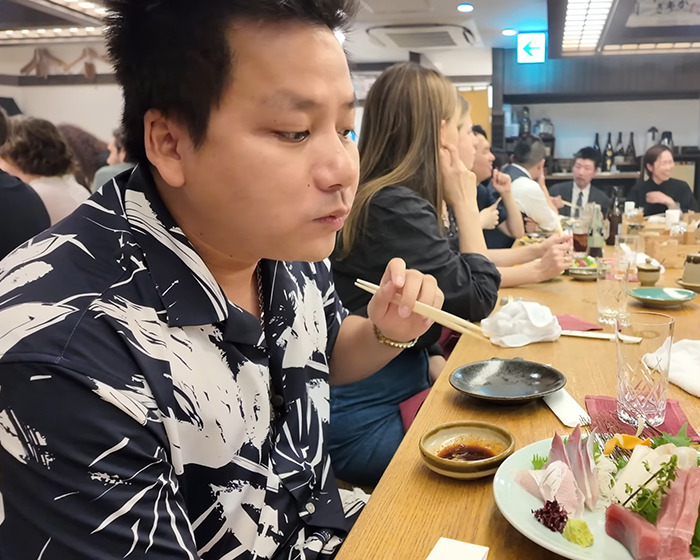 Vlogger eating at a busy restaurant unaware he is sitting next to an A-List star during his entire video recording session Vlogger eating at a busy restaurant unaware he is sitting next to an A-List star during his entire video recording session