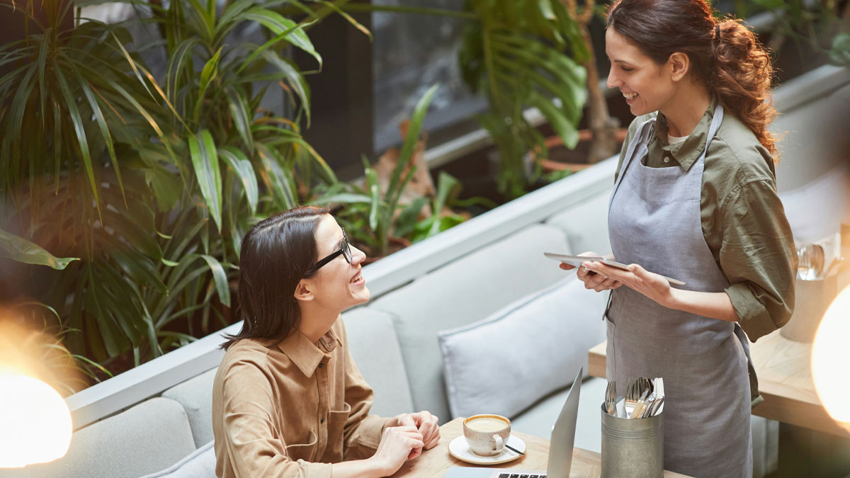 Server Doesn’t Get 20% Tips, Causes Chaos In The Comments With Her Attitude