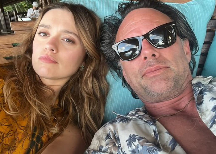 Walton Goggins and Aimee Lou Wood in a casual selfie, Walton Goggins reacts strongly to feud questions in interview. Walton Goggins and Aimee Lou Wood in a casual selfie, Walton Goggins reacts strongly to feud questions in interview.