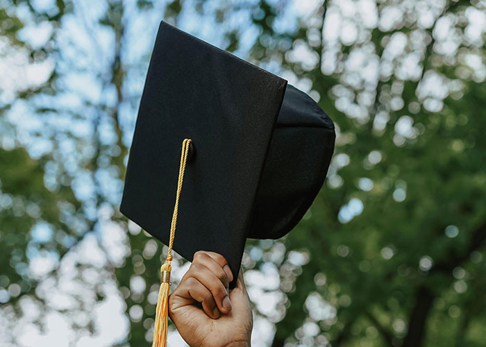 Woman Discovers $7,000 Missing From Niece's College Fund She's Been Quietly Building For Years Woman Discovers $7,000 Missing From Niece's College Fund She's Been Quietly Building For Years
