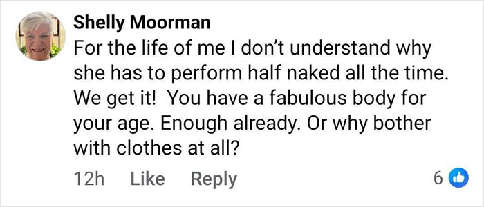 Komentar pengguna mengkritik Jennifer Lopez karena melakukan hampir telanjang, mencerminkan reaksi atas mengungkapkan area kemaluan selama konser.