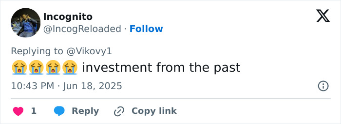 Screenshot of a tweet showing fans finding an old comment responding to a woman's thirst trap post. Screenshot of a tweet showing fans finding an old comment responding to a woman's thirst trap post.