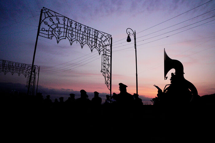 Silhouettes of musicians at sunset in a cinematic photo by Adriana Ferrarese capturing everyday life moments.