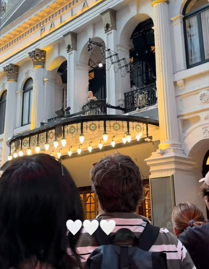 Crowd watching Rachel Zegler performing on balcony screens, causing outrage among fans after paying $500 for live show. Crowd watching Rachel Zegler performing on balcony screens, causing outrage among fans after paying $500 for live show.